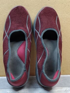 Bzees Burgundy Women’s Slip-On Comfort Shoes Size 7.5